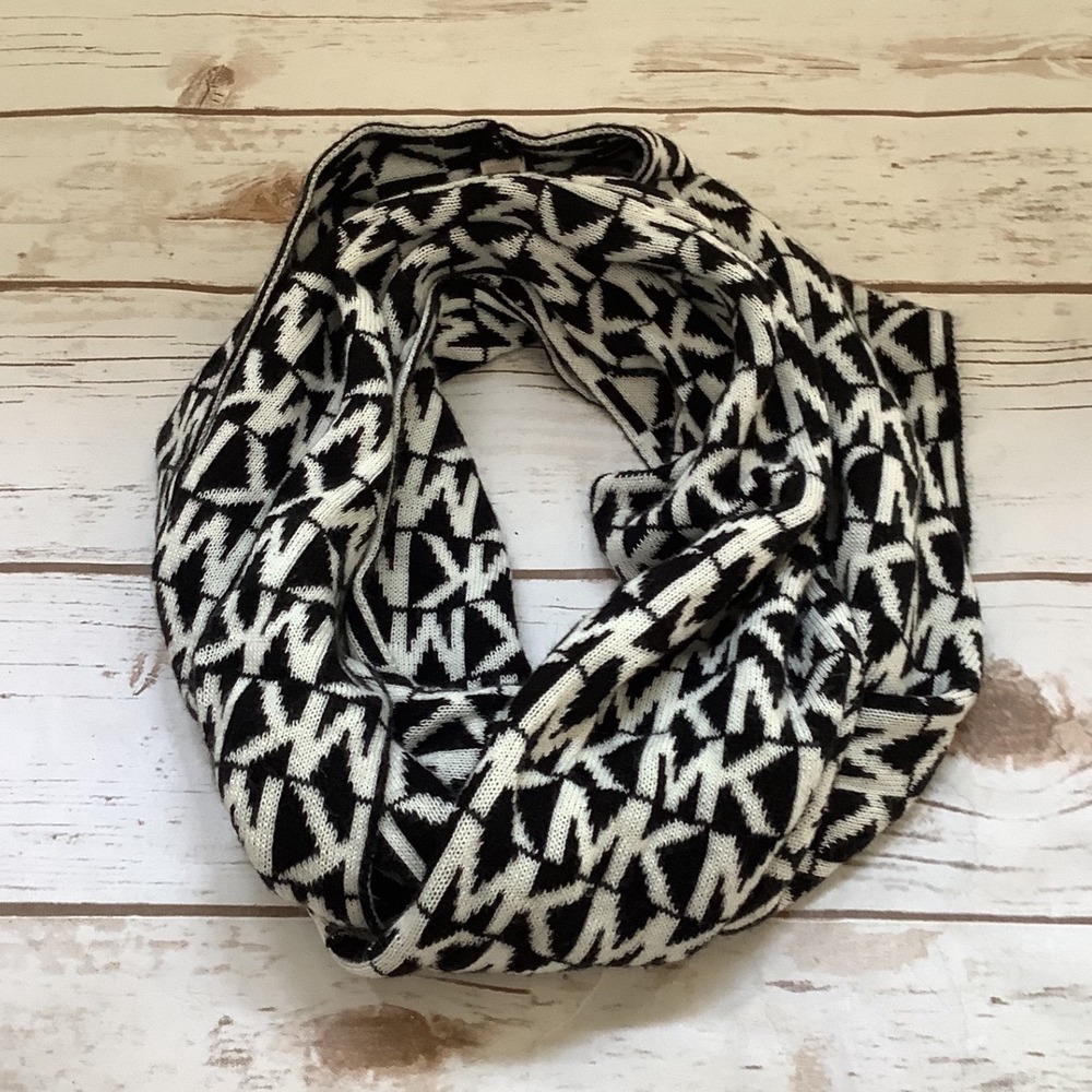 Michael Kors Infinity Scarf Black White Monogram Logo Knit One Size‎